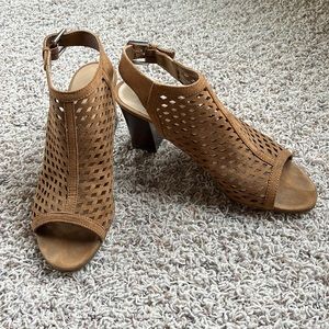Unisa peep toe buckle sandals size 8M.